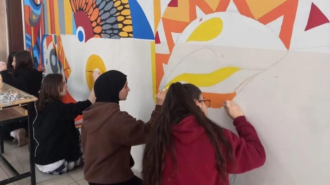 Okulumuzun Duvarları Resimlerle Renklenmeye Devam Ediyor